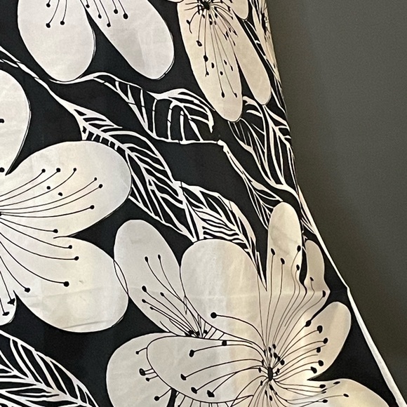 Vintage Vera Scarf Chic Black White Hibiscus Print 26 In Sq Very Good Condition - Picture 8 of 10